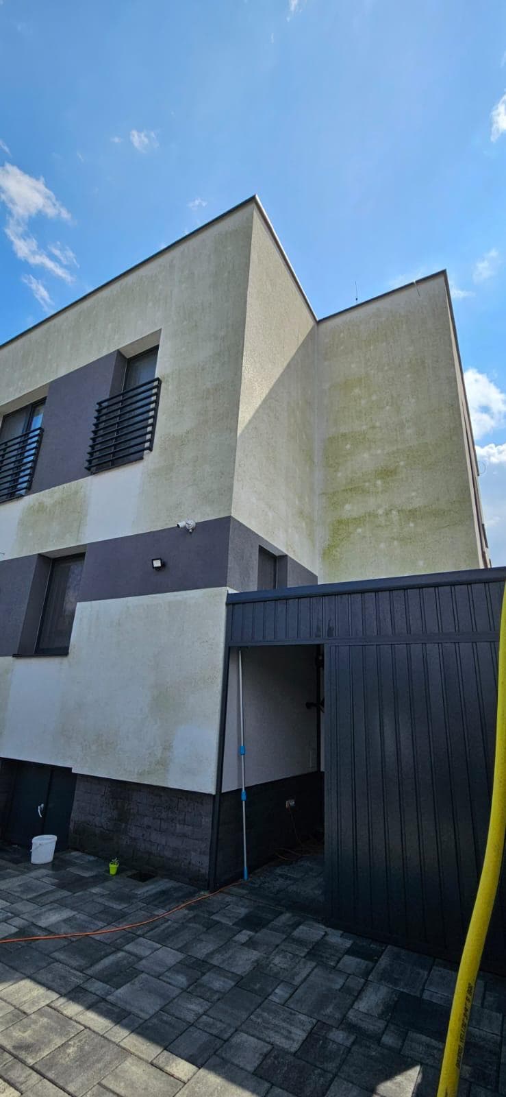 Čistenie fasády moderného domu — pred