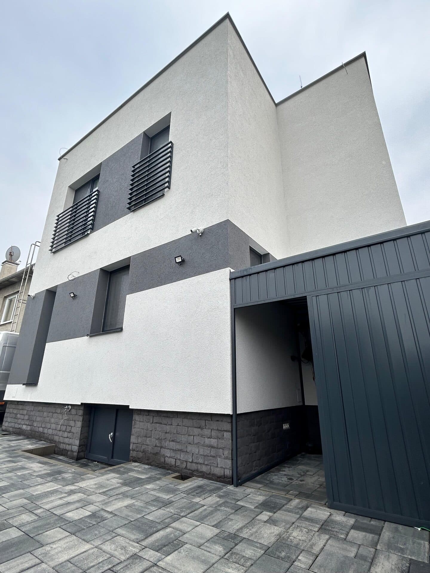 Čistenie fasády moderného domu — po