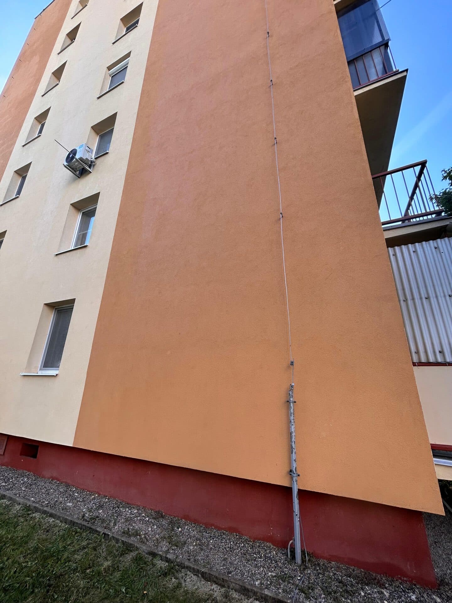 Vyčistená oranžová panelová fasáda