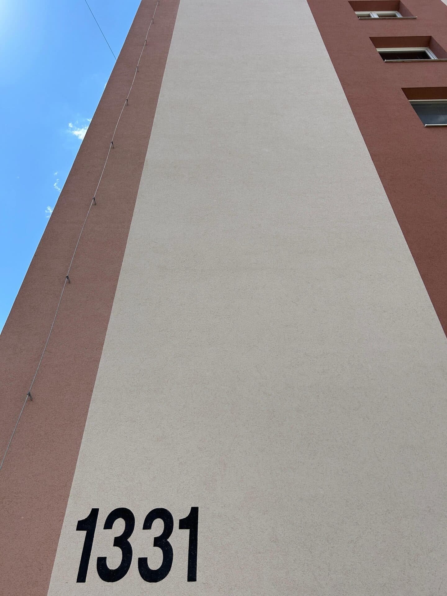 Bytový dom 1331, vyčistený stredný pás fasády