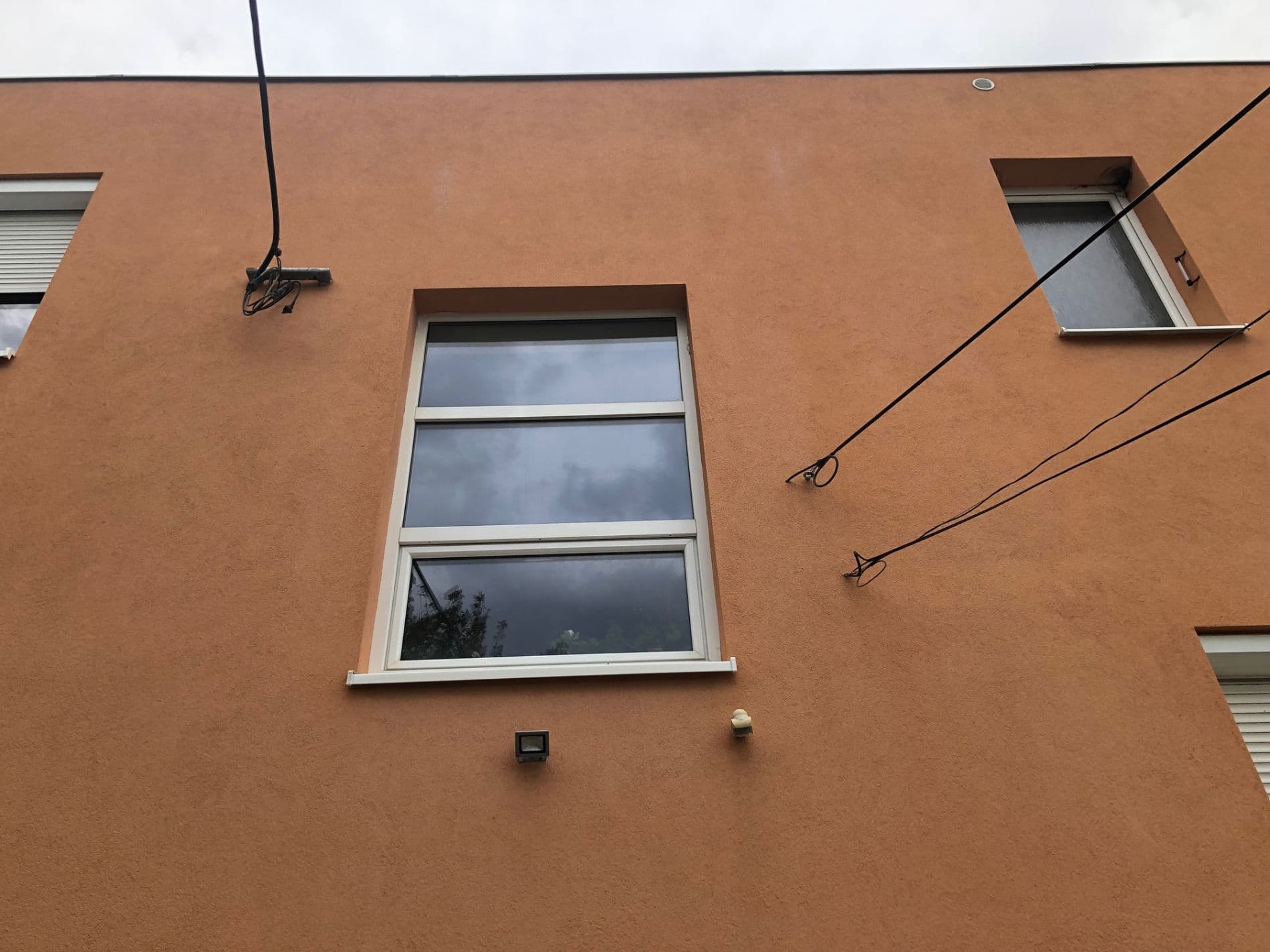 Vyčistená broskyňová fasáda, modré nebo