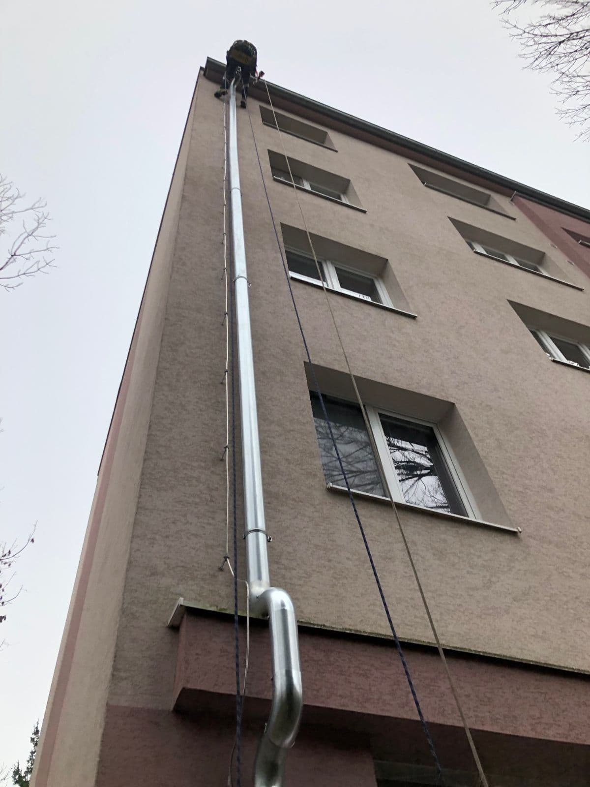 Práca zlaňovacou technikou, inštalácia odkvapu