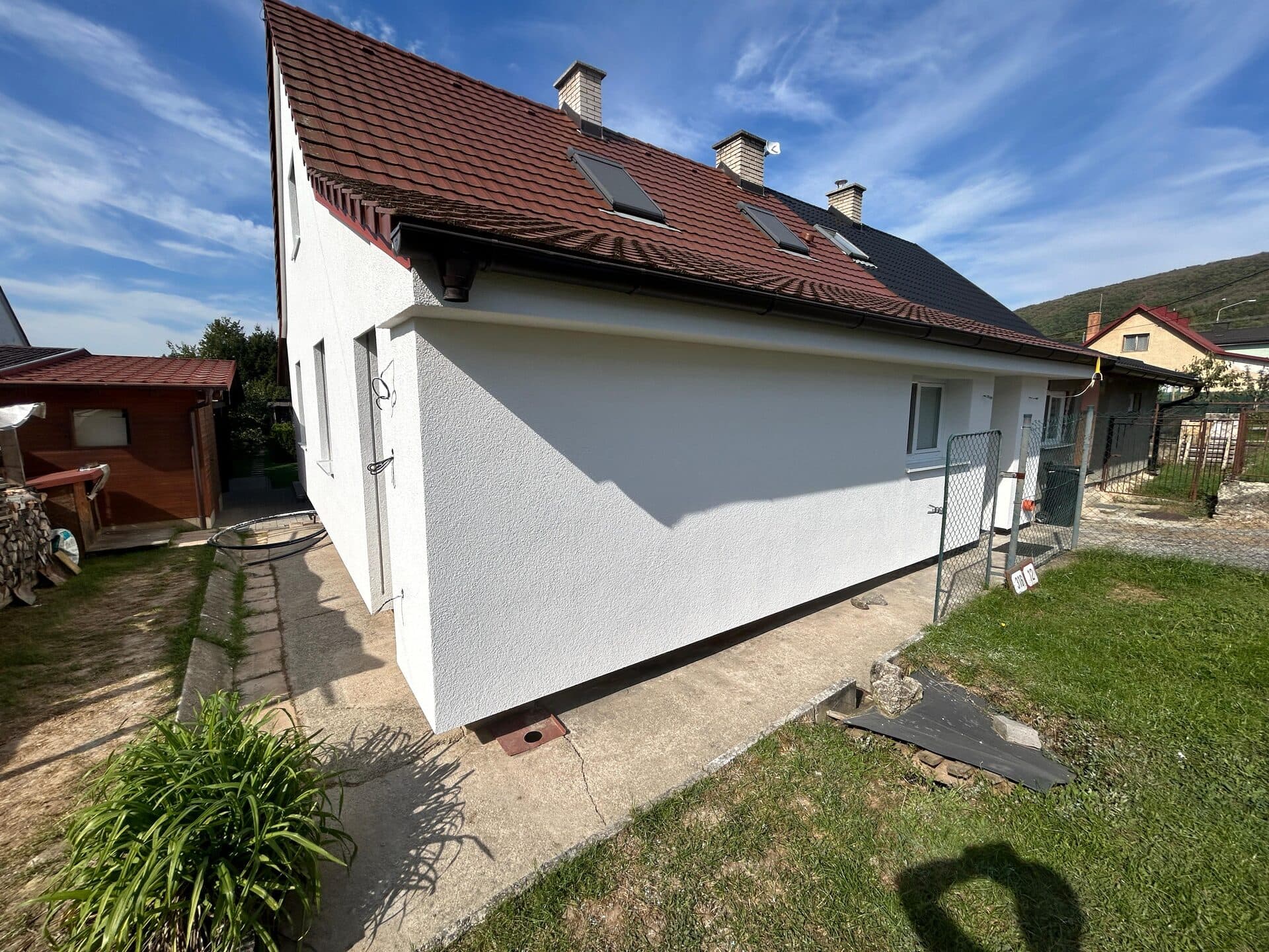 Kompletne zrekonštruovaný rodinný dom s červenou strechou
