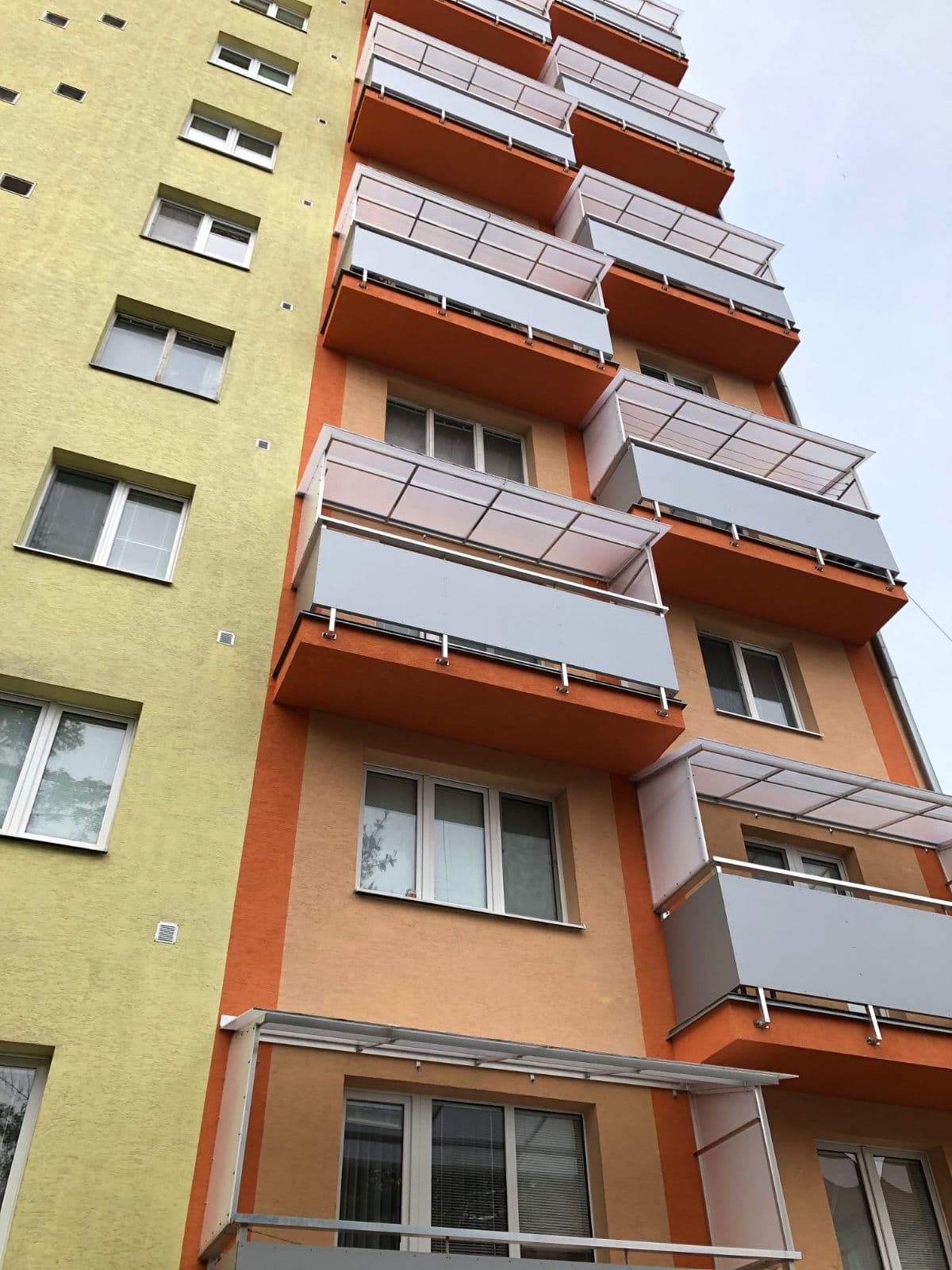 Hotové balkóny na bytovom dome, pohľad zdola