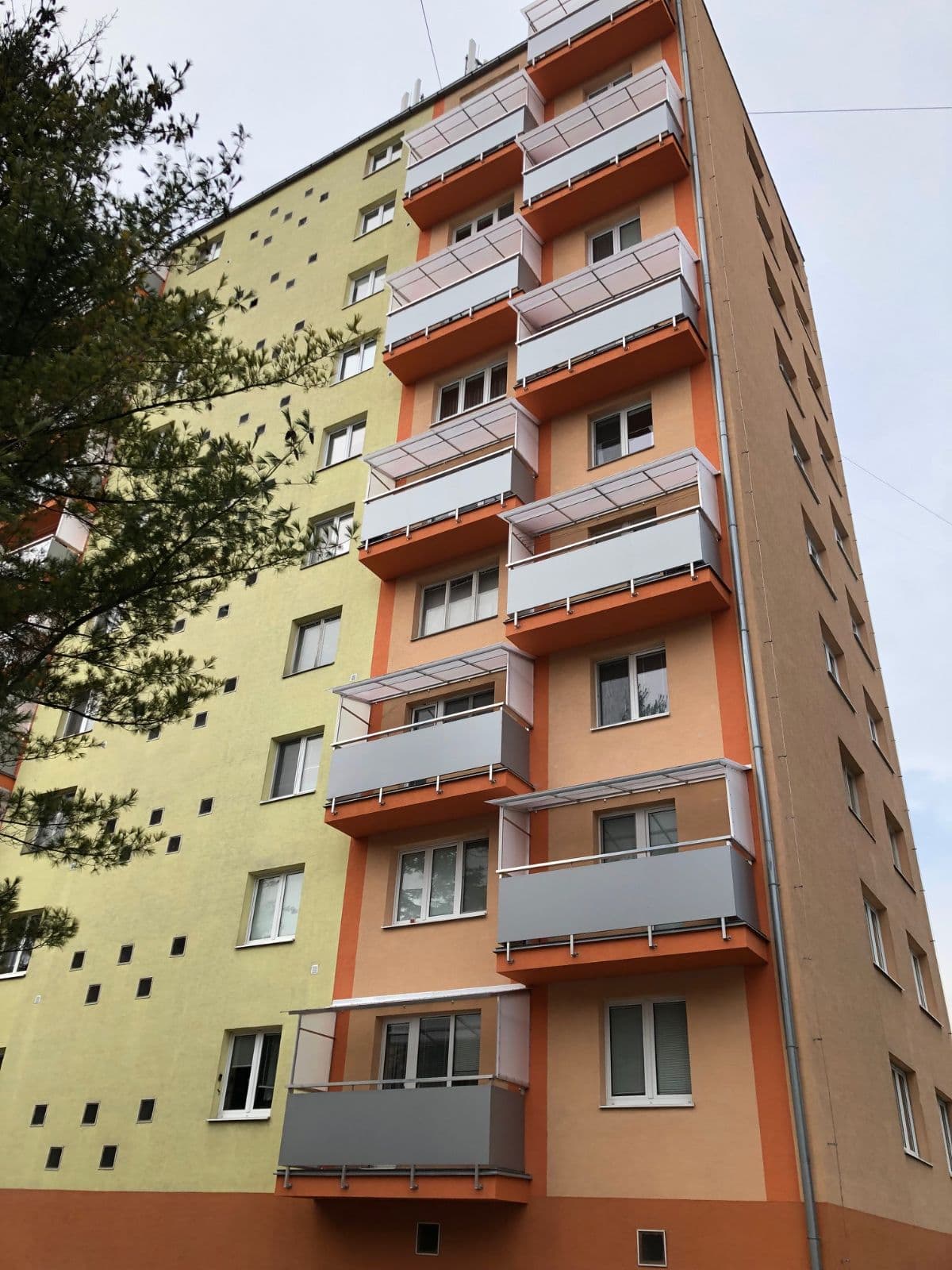 Nové balkóny na bytovom dome, celkový pohľad