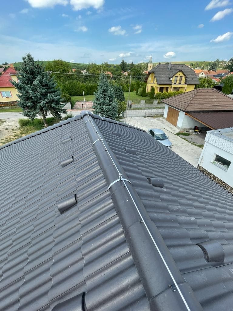 Bleskozvod na hrebeni strechy, celkový pohľad