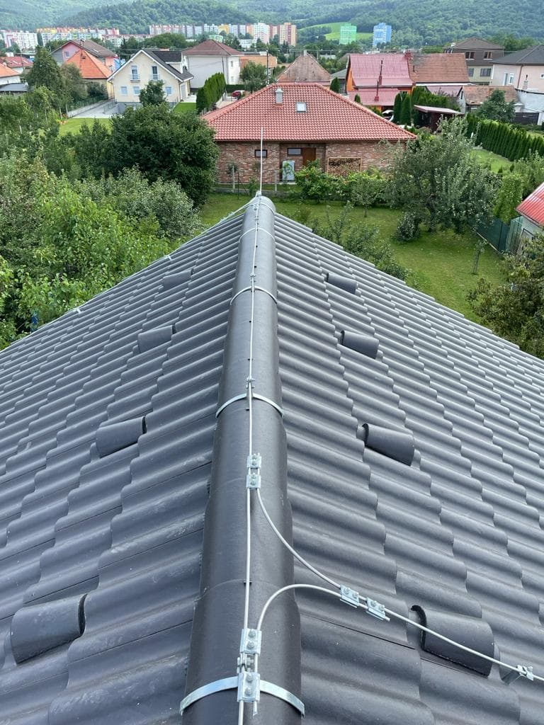 Bleskozvod, panoráma mestečka