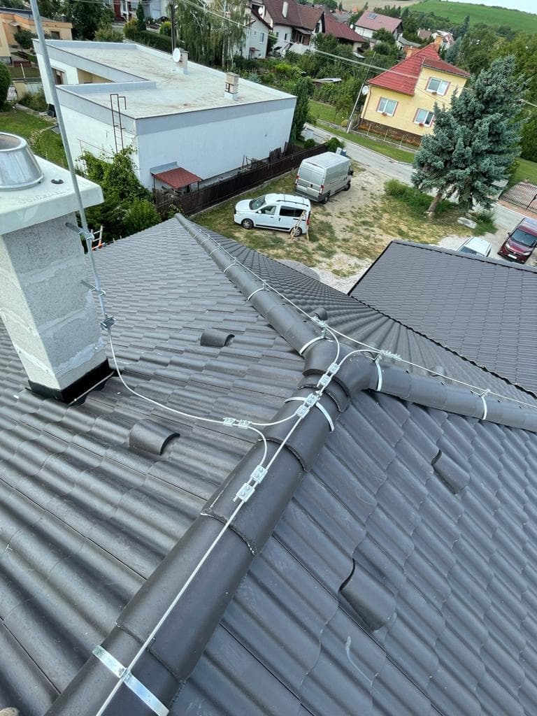 Inštalovaný bleskozvod, letecký pohľad na komín