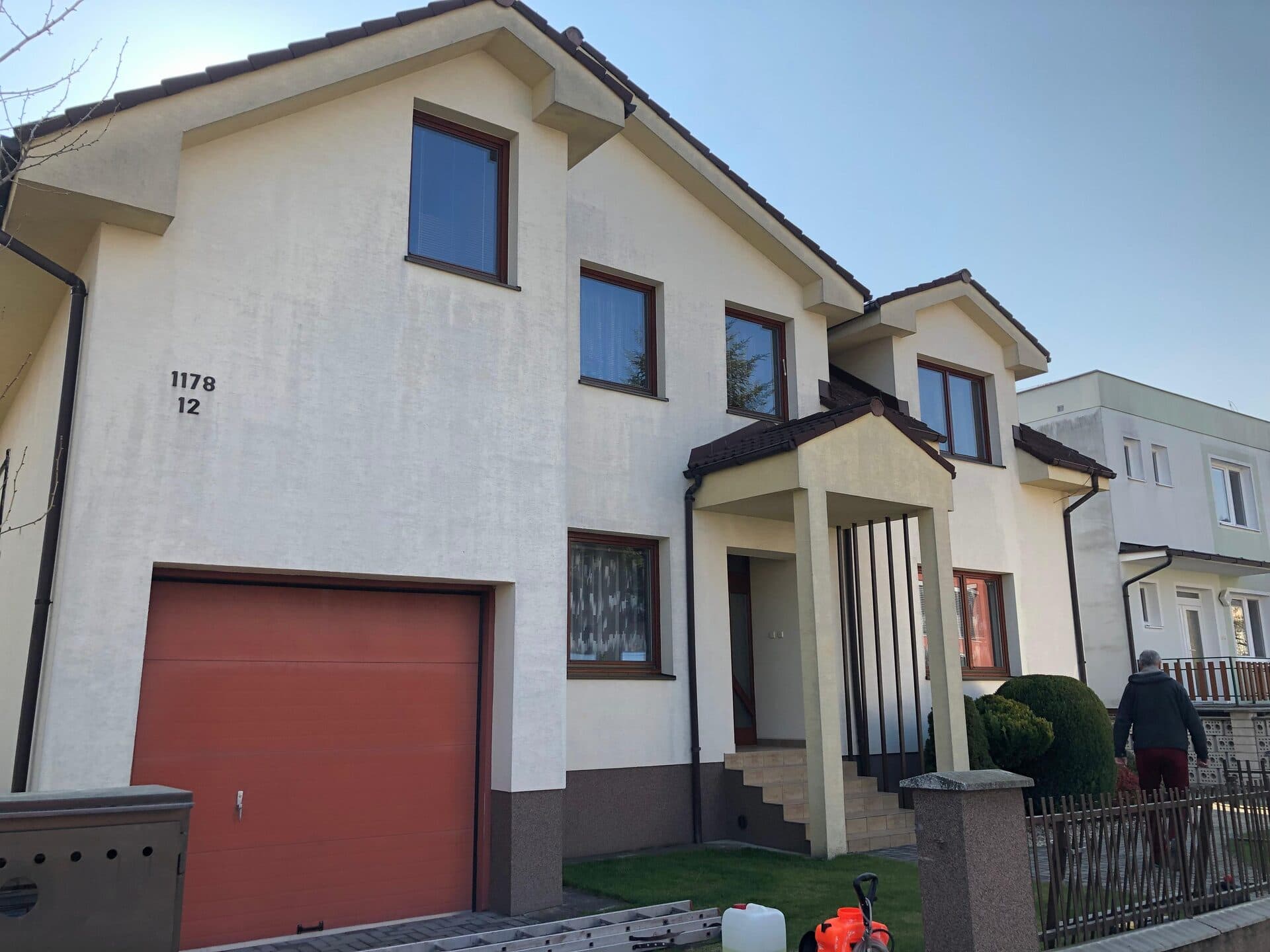 Maľovanie fasády rodinného domu — pred