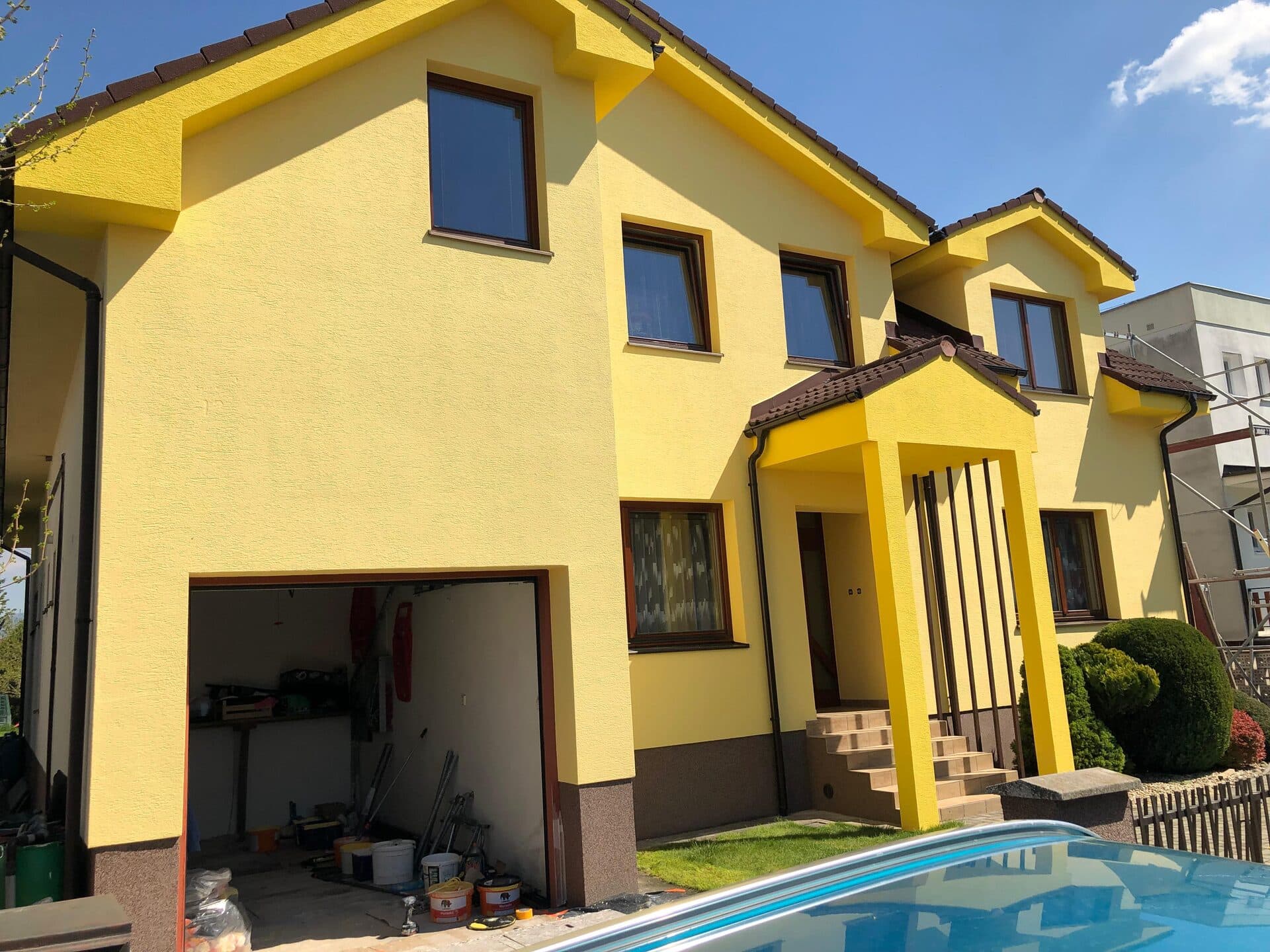 Maľovanie fasády rodinného domu — po