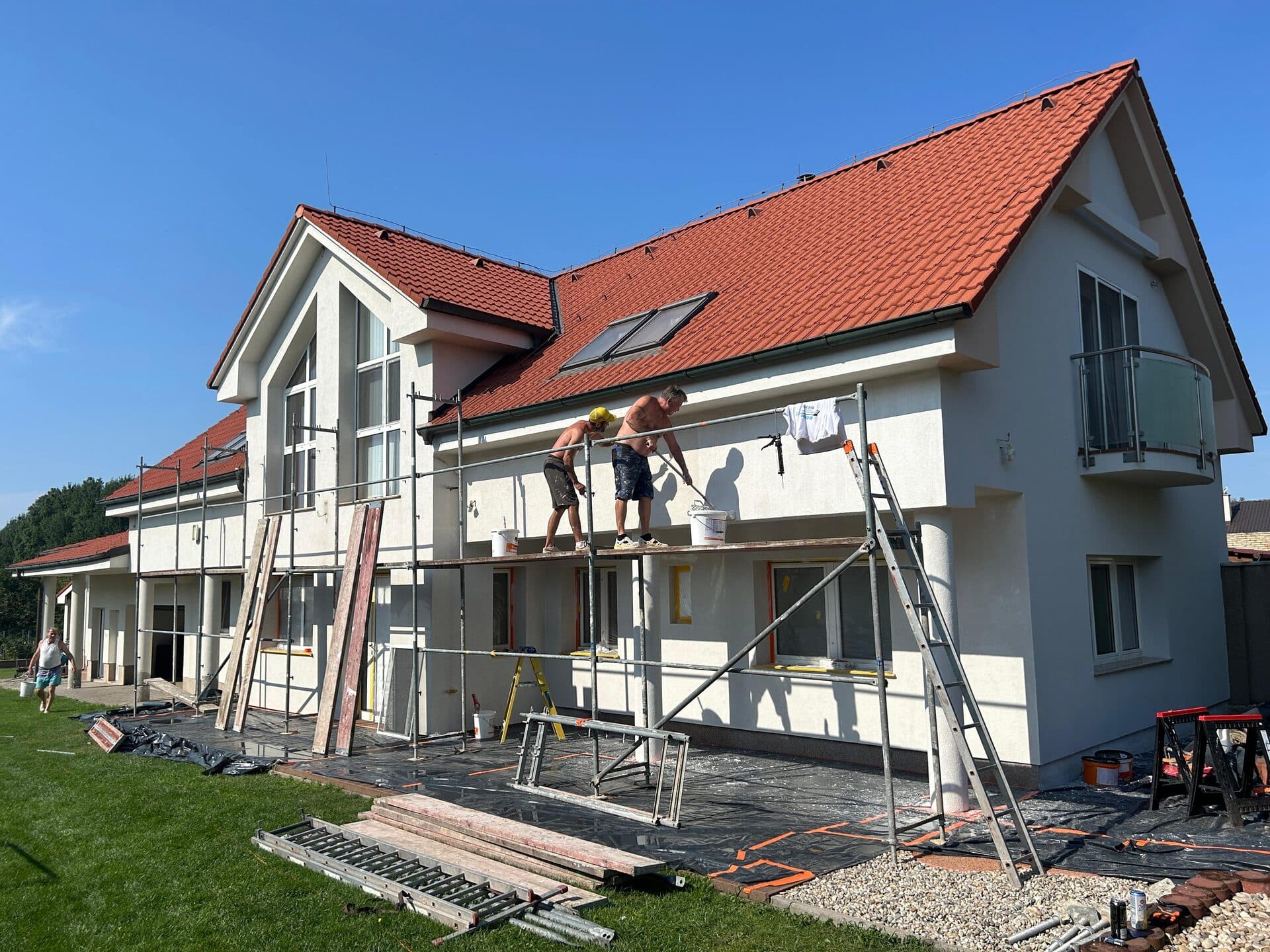 Postavené nemecké lešenie Pletac na vile počas realizácie