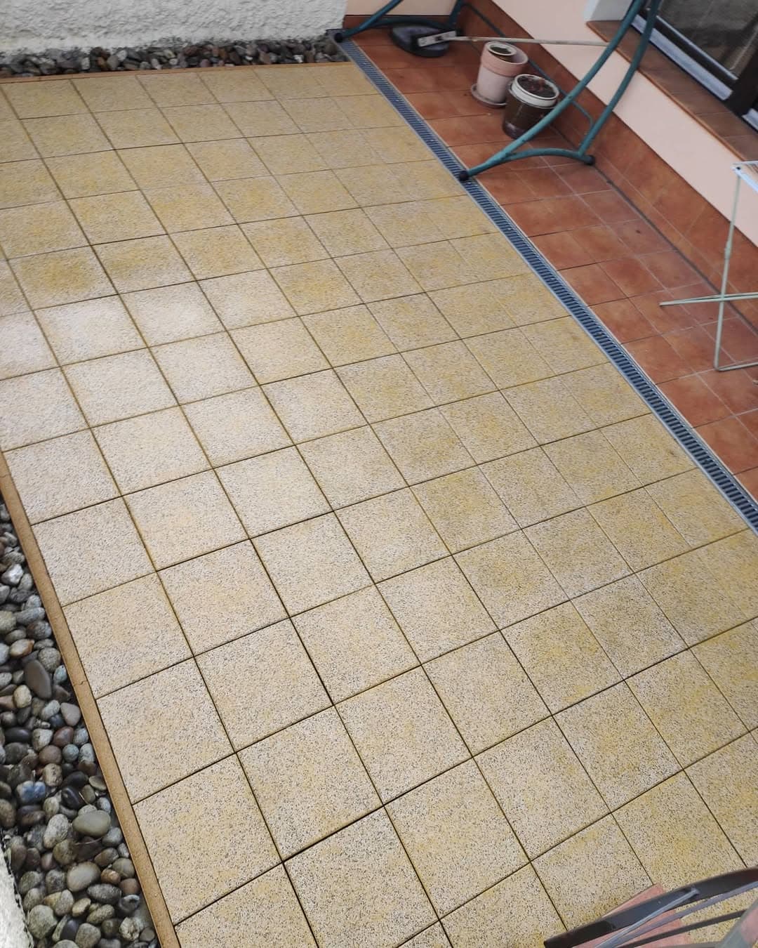 Vyčistená dlažba pri dome