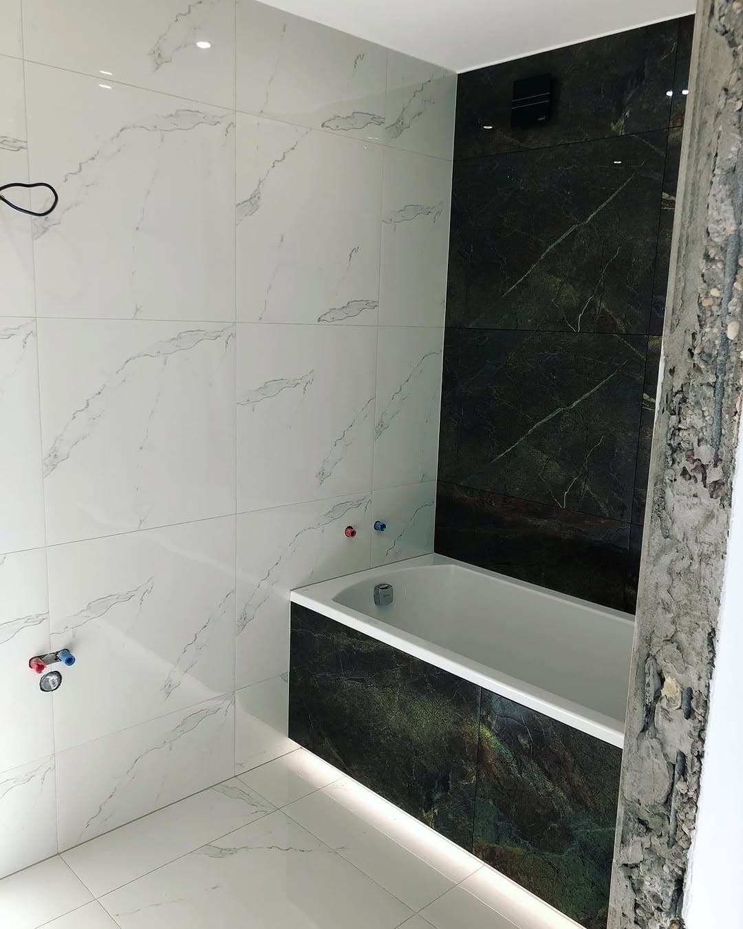 Moderná kúpeľňa po rekonštrukcii, sprcha s dlažbou