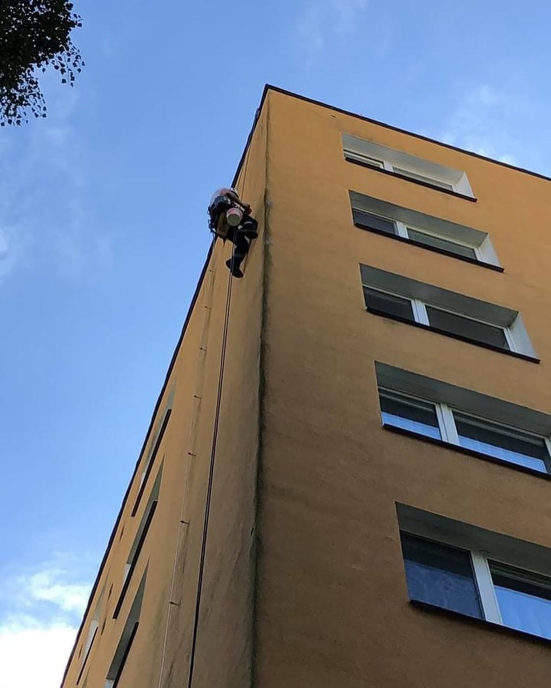 Opravená fasáda po výškových prácach