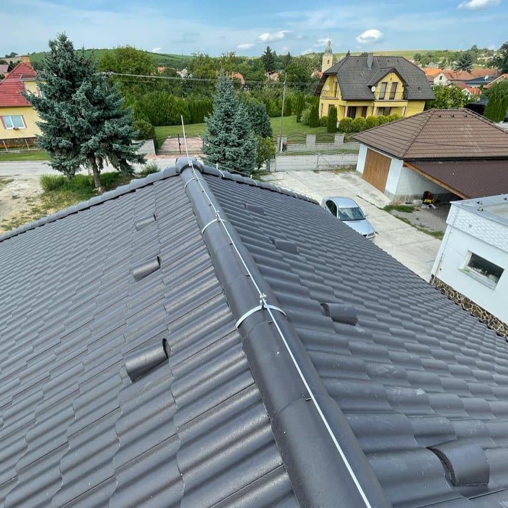 Dokončená oprava, pohľad zo strechy
