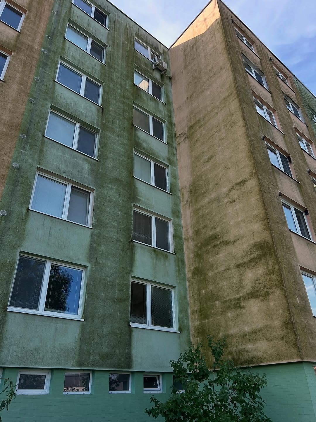 🆘Zatiaľ naviac znečistený 🦠 bytový dom ktorý sme dali trošku do poriadku 😁 ☎️