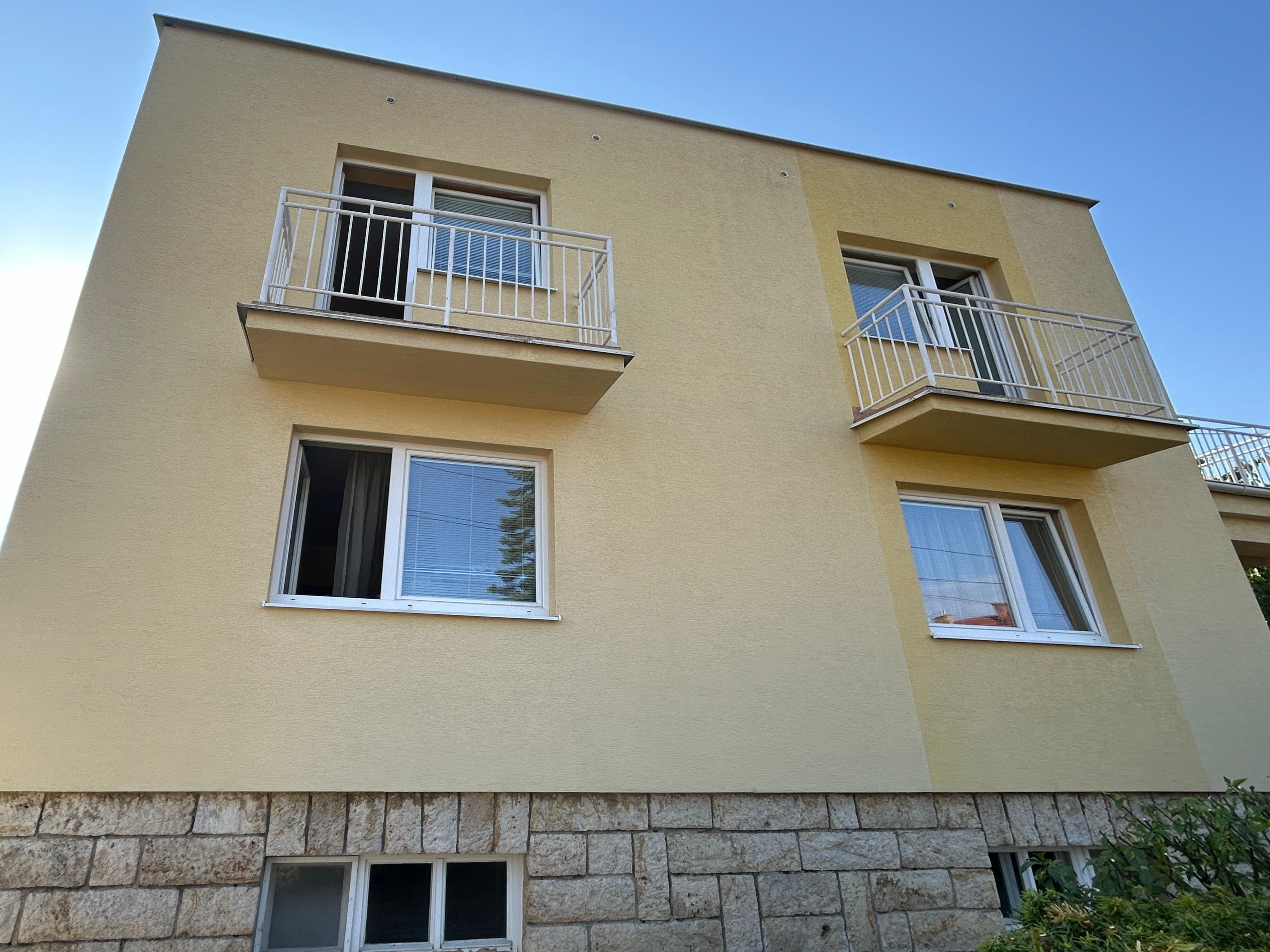 Čistenie fasády bytového domu — po