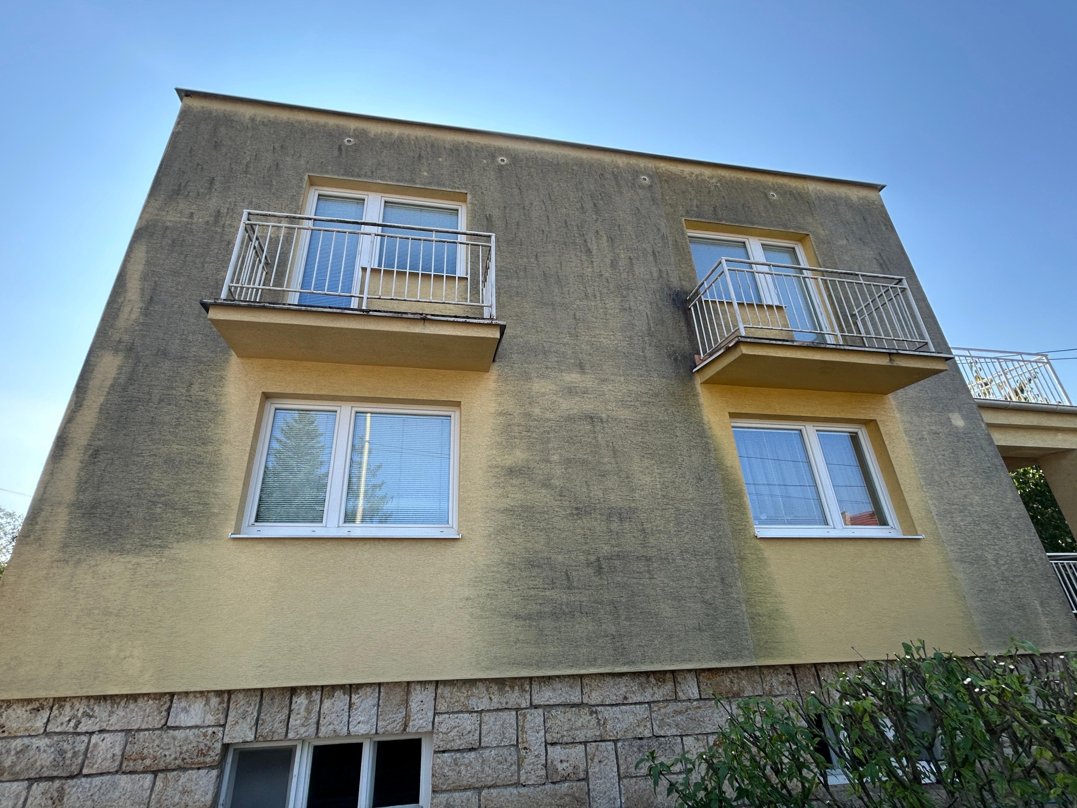 Čistenie fasády bytového domu — pred